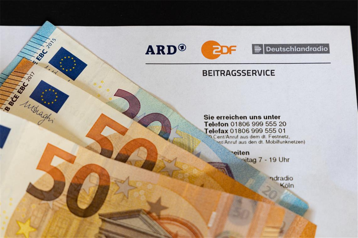 Was passiert, wenn man den Rundfunkbeitrag nicht bezahlt? Keine Erinnerung mehr per Post: Wer den Rundfunkbeitrag nicht rechtzeitig überweist, riskiert Mahnung, Säumniszuschlag und Zwangsvollstreckung. So vermeiden Sie hohe Zusatzkosten.