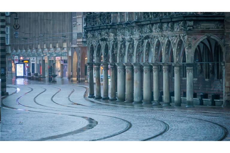 Keine Straßenbahn weit und breit - am Morgen vor dem Bremer Rathaus.