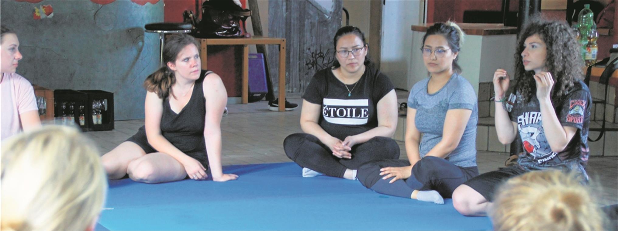 Selbstwertgefühl hat eine Schlüsselrolle „Keiner hat das Recht, euch etwas anzutun“, sagt Lilan (rechts) mit Nachdruck zu den Teilnehmerinnen des Workshops. Fotos: U. Gruber
