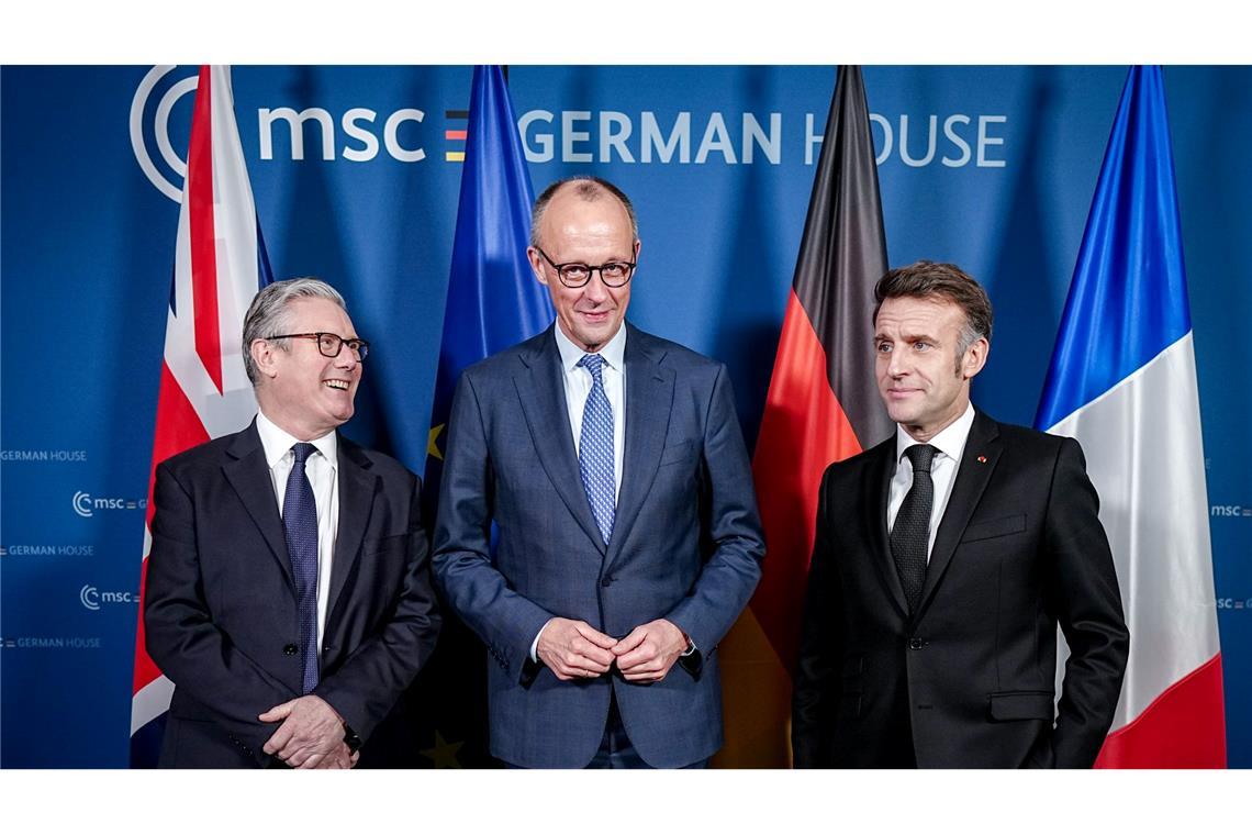 Keir Starmer, Friedrich Merz, Emmanuel Macron (l-r.) positionierten sich gemeinsam in den Krisen der Welt. (Archivbild)