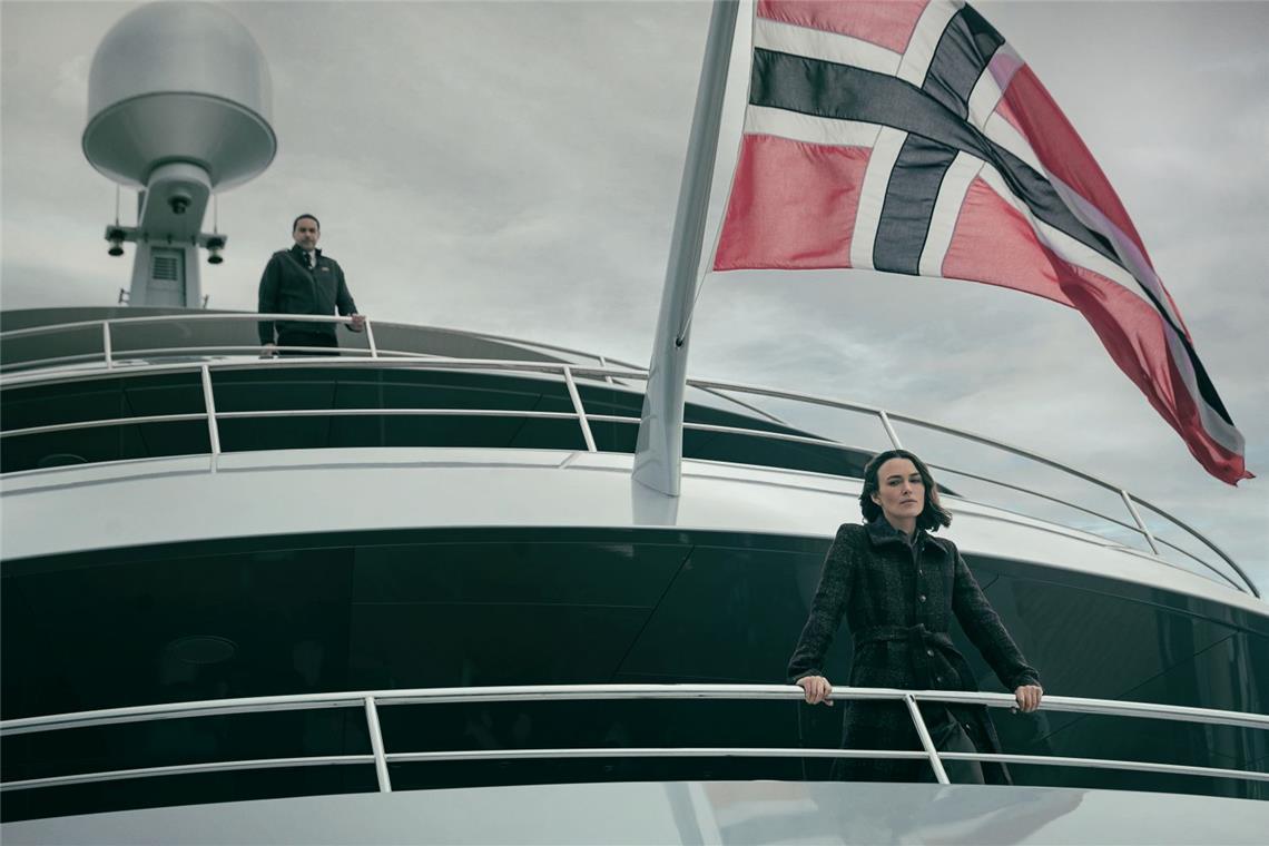 Das ist die Superyacht aus „The Woman in Cabin 10“ Keira Knightley als Lo und John Macmillan als Captain Addis in "The Woman in Cabin 10" auf der Superyacht.