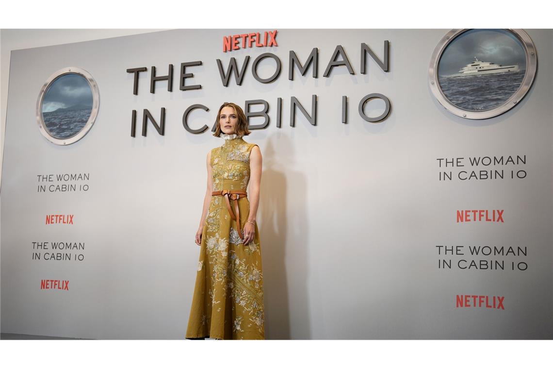 "Woman in Cabin 10" startet auf Platz eins Keira Knightley vor einer "The Woman in Cabin 10"-Wand Ende September in London. (Archivbild)