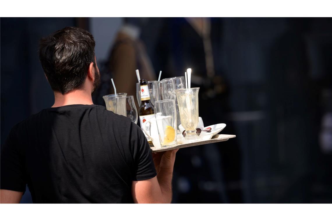 Kellner im Restaurant: Die Preise für Dienstleistungen ziehen an.