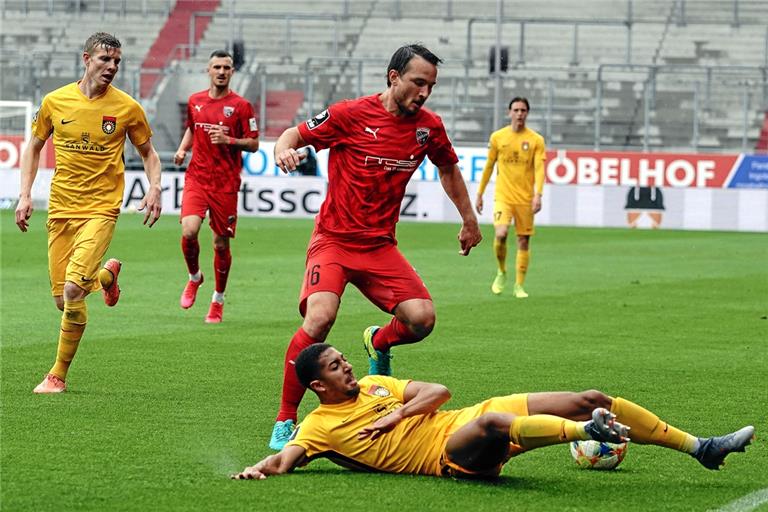 Ken Gipson (links) und Orrin McKinze Gaines stellten mit Großaspachs Fußballern dem Favoriten fast ein Bein. Am Ende reichte es der SG Sonnenhof in Ingolstadt aber nur zu einem 1:1. Foto: Imago