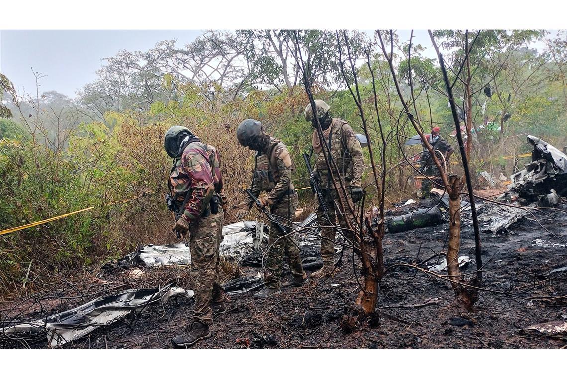 Kenianische Beamte inspizieren die Absturzstelle.