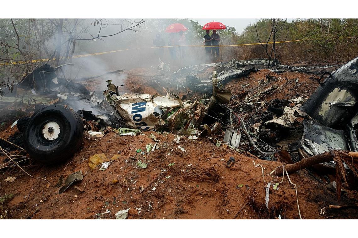 Kenianische Beamte untersuchen die Absturzstelle.