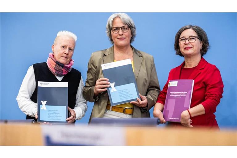 Kerstin Claus (M.), die unabhängige Missbrauchsbeauftragte des Bundes, stellt mit der Kommissionsvorsitzenden Julia Gebrande (r.) und Angela Marquardt (l.), Mitglied des Betroffenenrates, den Bericht zum Ausmaß sexueller Gewalt gegen Kinder und Jugendliche vor.