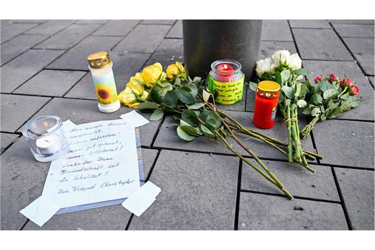 Kerzen, Blumen und eine Trauerbekundung liegen in der Nähe des Paradeplatzes in Mannheim. Nach der Todesfahrt hat die Staatsanwaltschaft Haftbefehl wegen Mordes erlassen.