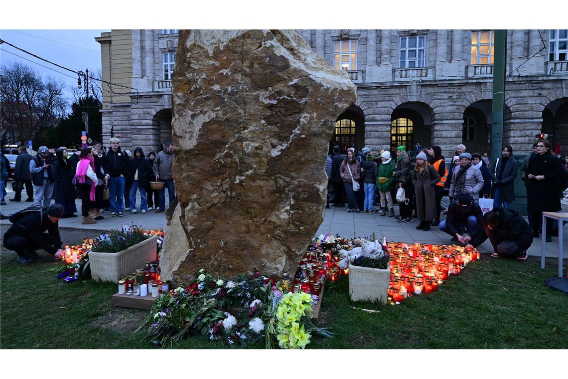 Prag gedenkt der Opfer des Amoklaufs vor einem Jahr Kerzen brennen am Mahnmal für die Opfer des Amoklaufs an der Karls-Universität in Prag vor einem Jahr (Foto aktuell).
