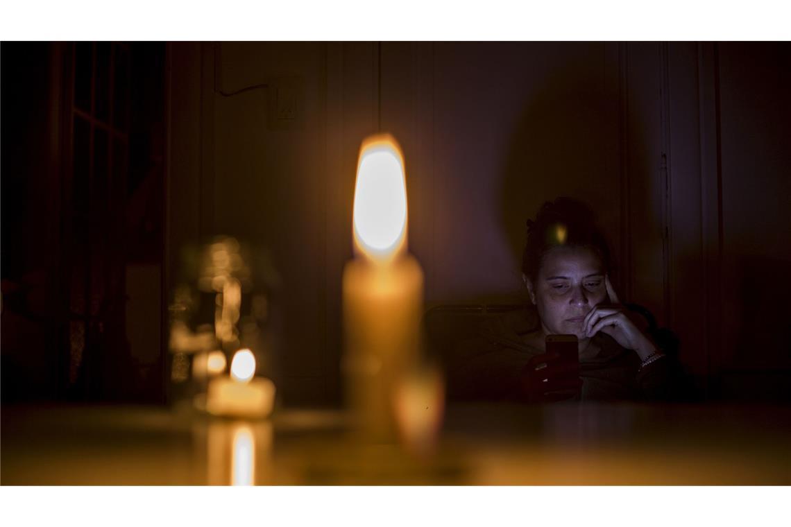 Wie man bei Stromausfall am besten reagiert Kerzen sollte man genügend zu Hause haben.