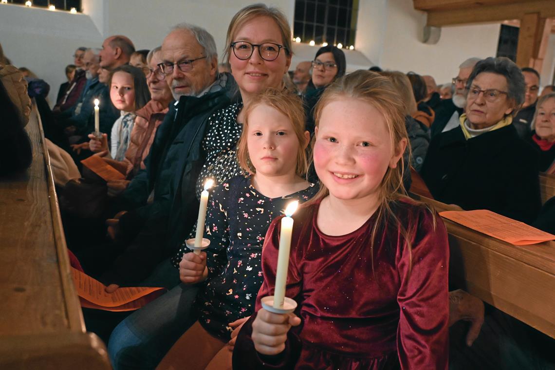 Kerzen sorgen in der Kirche für besonders besinnliche Stimmung. Fotos: Elisabeth Klaper 