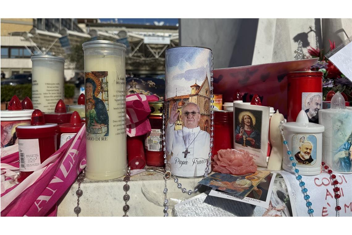Papst erleidet zwei weitere schwere Atemkrisen Kerzen stehen vor der Poliklinik Agostino Gemelli, wo Papst Franziskus seit Mitte Februar behandelt wird.