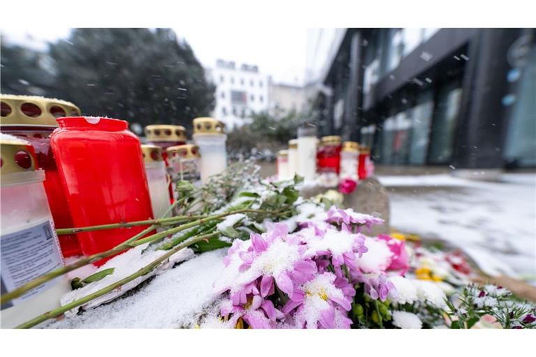Kerzen und Blumen, am Straßenrand in der Nähe des Stiglmaierplatzes in München. Nach dem Anschlag vom 13. Februar 2025 befindet sich der Fahrer in einer psychiatrischen Abteilung (Archivfoto).