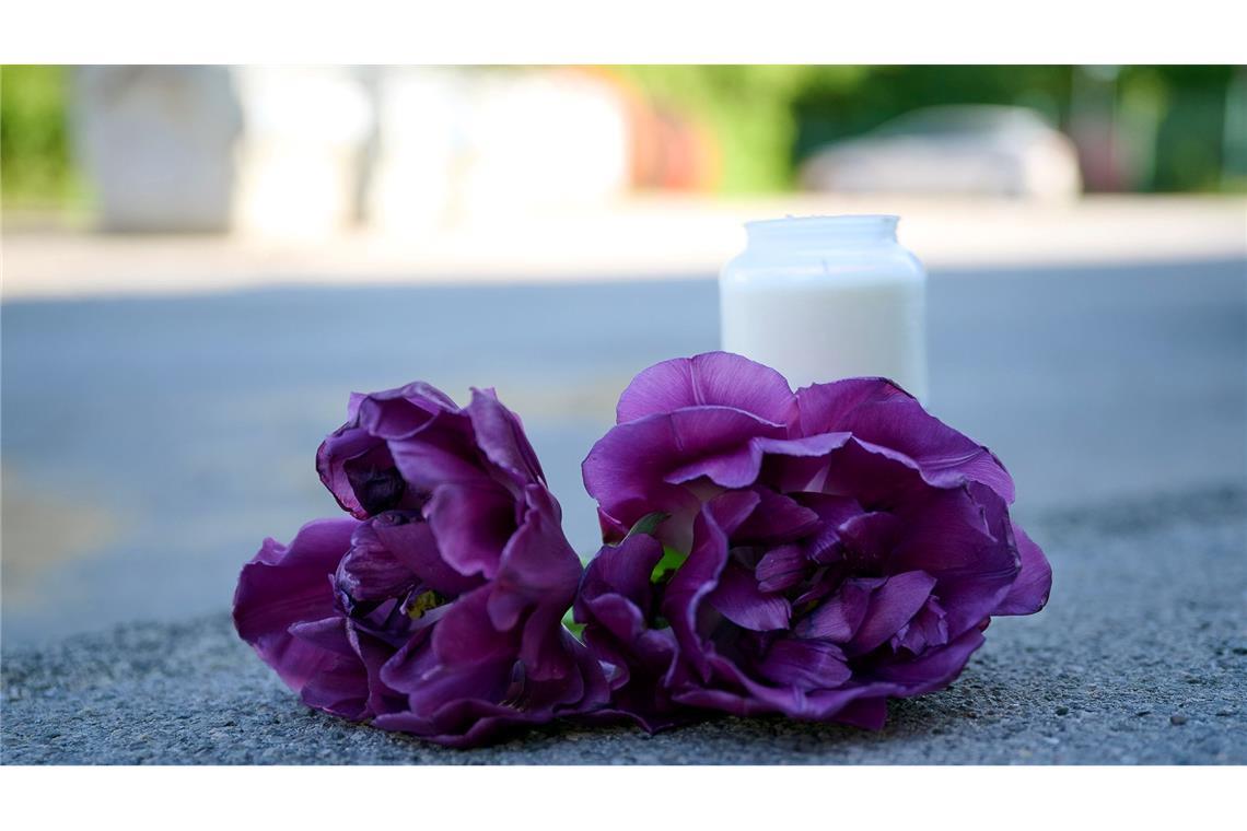 Kerzen und Blumen am Zugang zum Spielplatz: Nach dem Tod des 14-Jährigen zeigten Anwohner ihre Betroffenheit. (Archivbild)