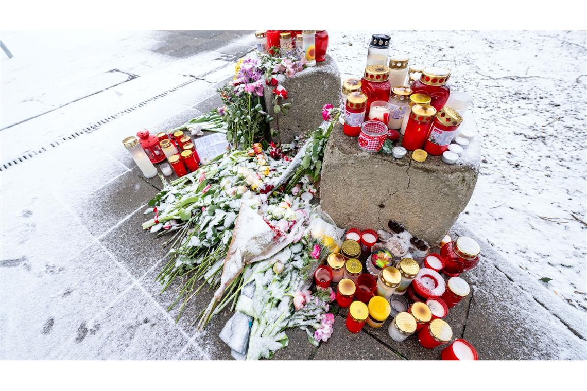 Nach Anschlag: Familie der Opfer gegen Instrumentalisierung Kerzen und Blumen in der Nähe des Tatorts.
