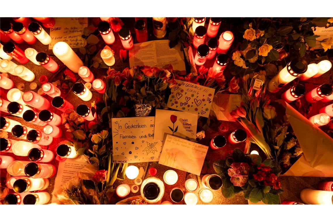 Nach Anschlag: Familie der Opfer gegen Instrumentalisierung Kerzen und Blumen in der Nähe des Tatorts.