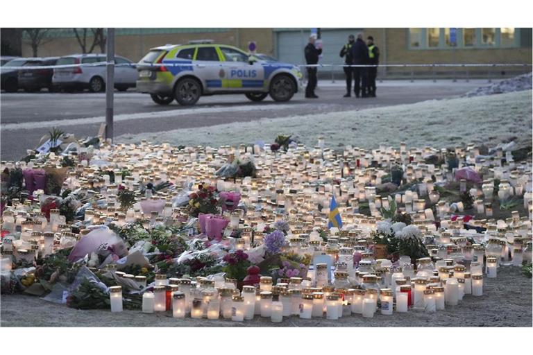 Kerzen und Blumen stehen nach den tödlichen Schüssen an einer behelfsmäßigen Gedenkstätte in der Nähe des Bildungszentrums Campus Risbergska