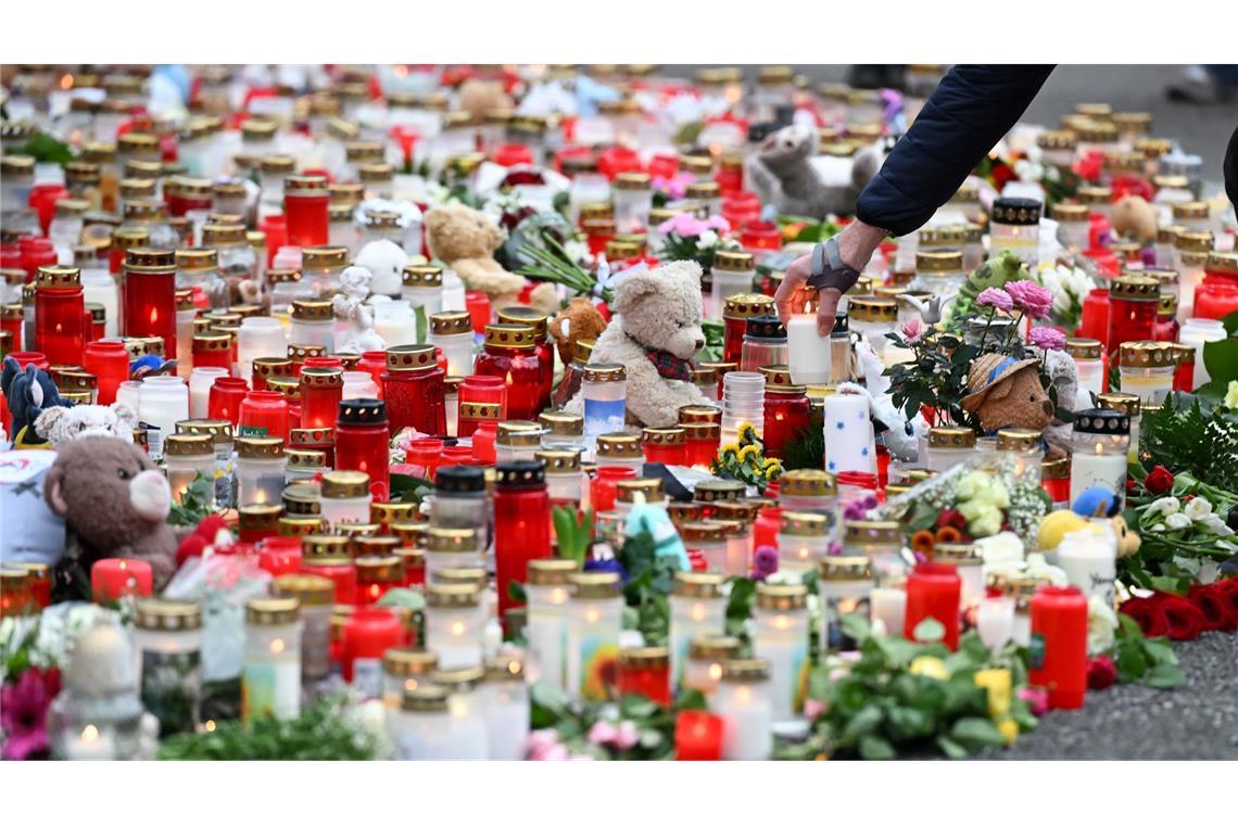 Bilder des Tages Kerzen und Blumen werden nach dem tödlichen Angriff in einem Park in Aschaffenburg niedergelegt.