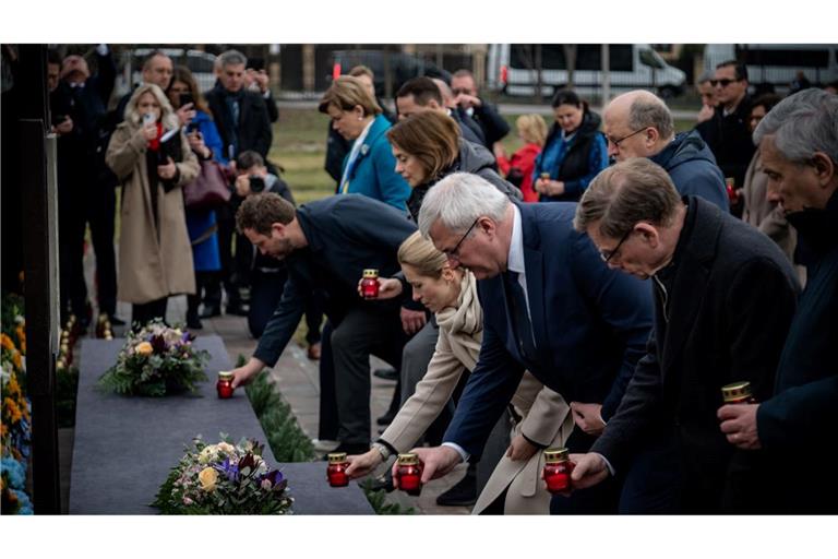 Kerzen und stille Andacht: Am vierten Jahrestag der Befreiung der ukrainischen Kleinstadt Butscha von russischen Besatzungstruppen gedenken Außenminister Johann Wadephul (r., CDU) und andere EU-Spitzenpolitiker gemeinsam mit dem ukrainischen Außenminister Andrij Sybiha (m.) der Opfer.