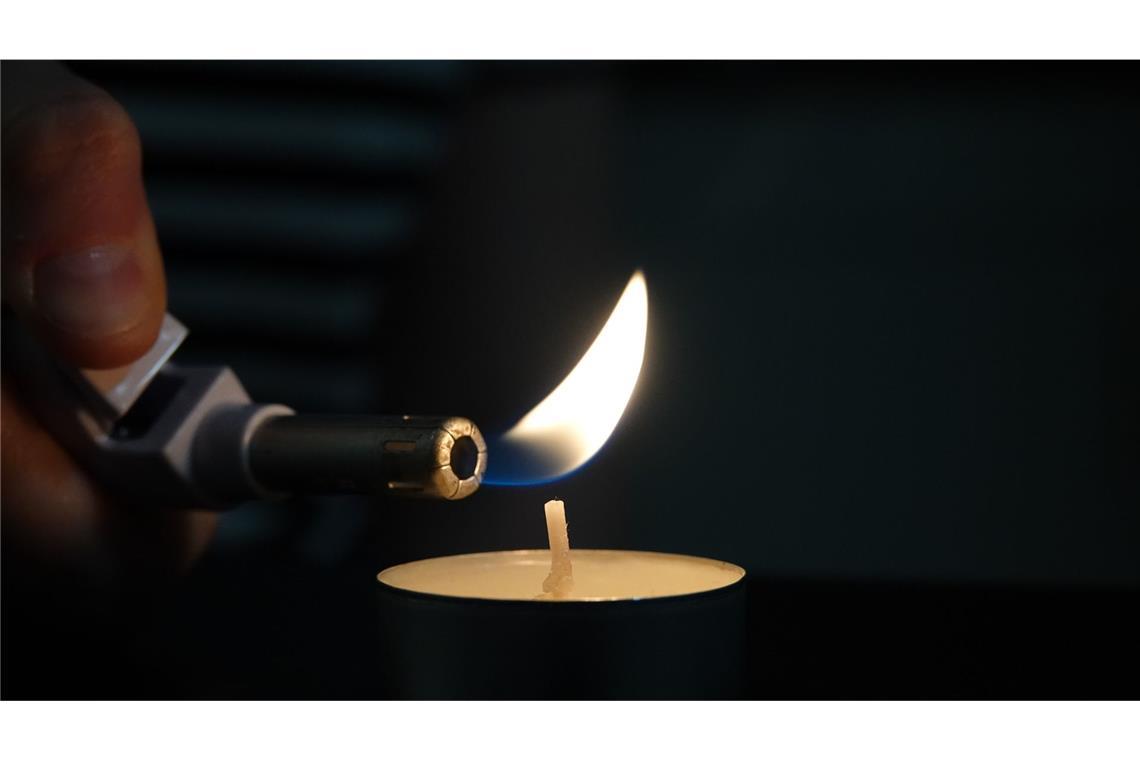 Deutsche sollen sich für länger anhaltende Stromausfälle rüsten Kerzen und/oder Taschenlampen sollte man zu Hause haben.(Symbolbild)