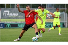 Kevin Dicklhuber (li., im Pokalspiel gegen Kickers-Spieler Maximilian Zaiser) spielt beim 1. Göppinger SV neuerdings in der Dreierkette.  


Foto:  Pressefoto Baumann/Julia Rahn 