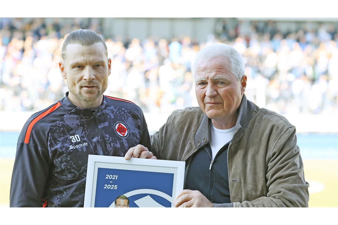 Kevin Dicklhuber (li., neben Präsident Rainer Lorz) wurde zum 1. Göppinger SV verabschiedet. Am 8. März, zwei Tage nach seinem 36. Geburtstag, verlor der Offensivmann mit seinem neuen Club in Degerloch mit 0:3.