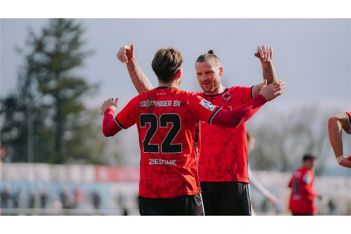 Wiedersehen mit Kevin Dicklhuber und anderen alten Bekannten Kevin Dicklhuber (re.) bejubelt mit Max Ziesche den Sieg des 1. Göppinger SV gegen Eintracht Trier.