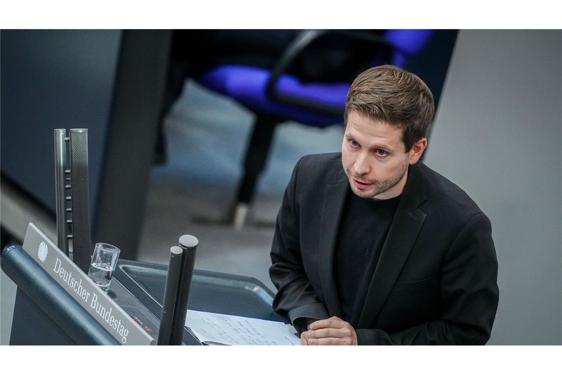Harte Debatte mit sanfter Kühnert-Botschaft Kevin Kühnert hält seine letzte Rede im Bundestag.
