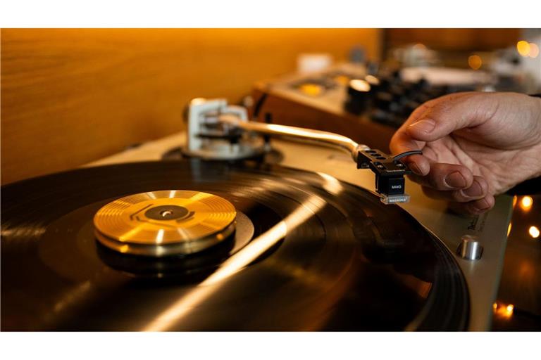 Kevin Rodriguez legt in seiner Bar eine Platte auf.