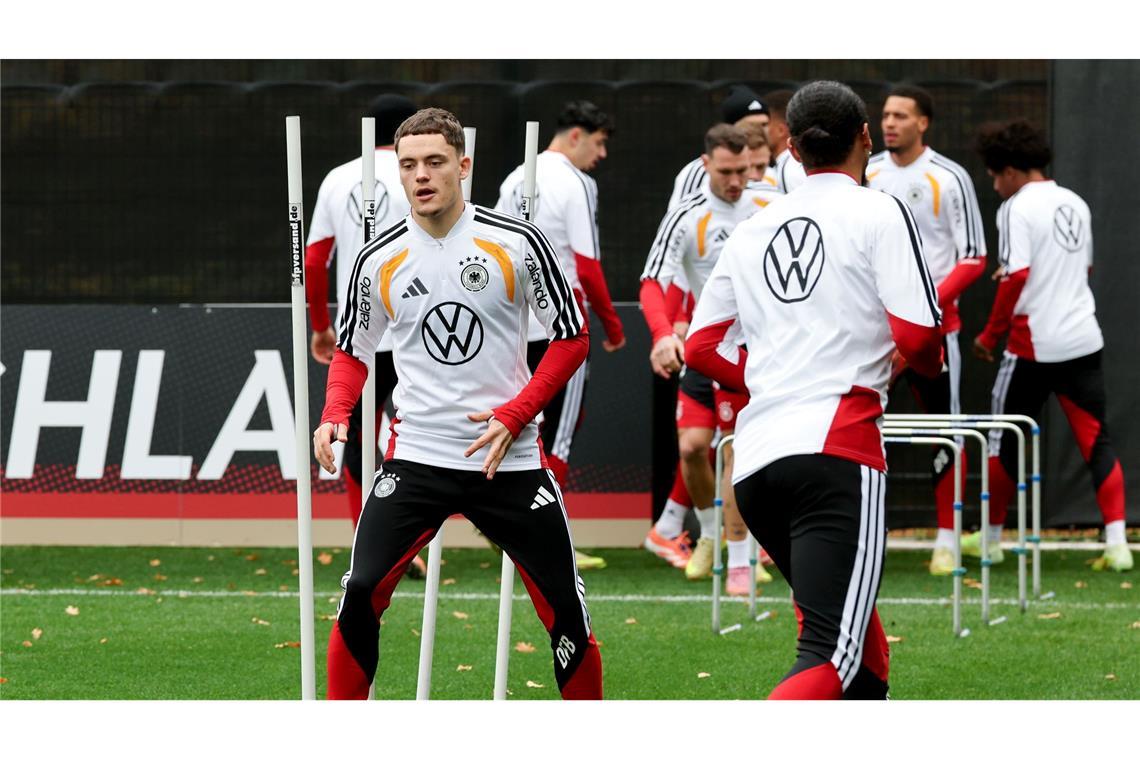 Kevin Schlotterbeck konnte nicht mit Florian Wirtz (vorn) trainieren.