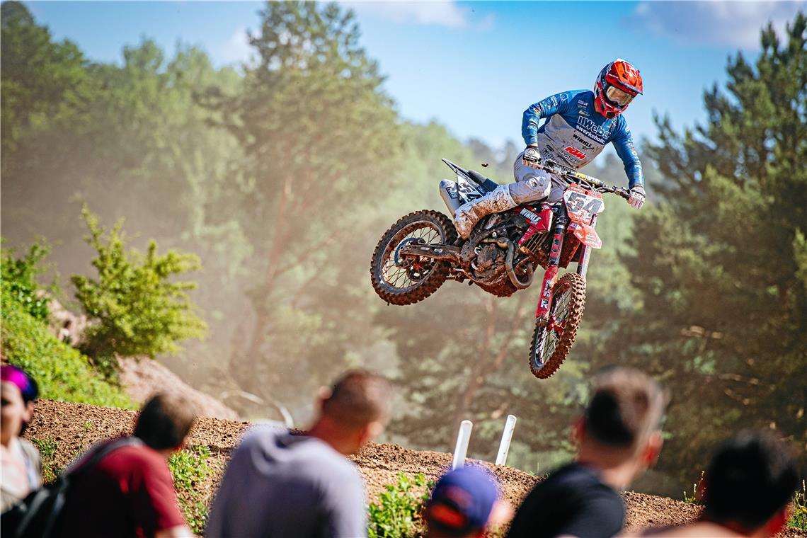 Motocross Gaildorf: Vorfreude aufs Duell mit den Besten wächst Kevin Winkle will auf seiner Heimstrecke weite und spektakuläre Sätze machen. Vor allem will er aber schnell sein. Foto: Steve Bauerschmidt
