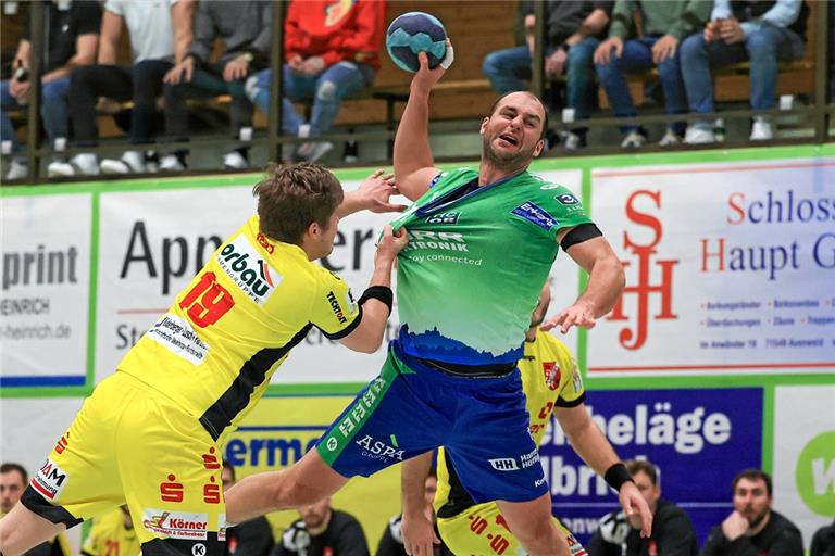 Kevin Wolf (beim Wurf) möchte sich mit den Handballern des HC Oppenweiler/Backnang in Günzburg nicht aufhalten lassen. Foto: A. Becher
