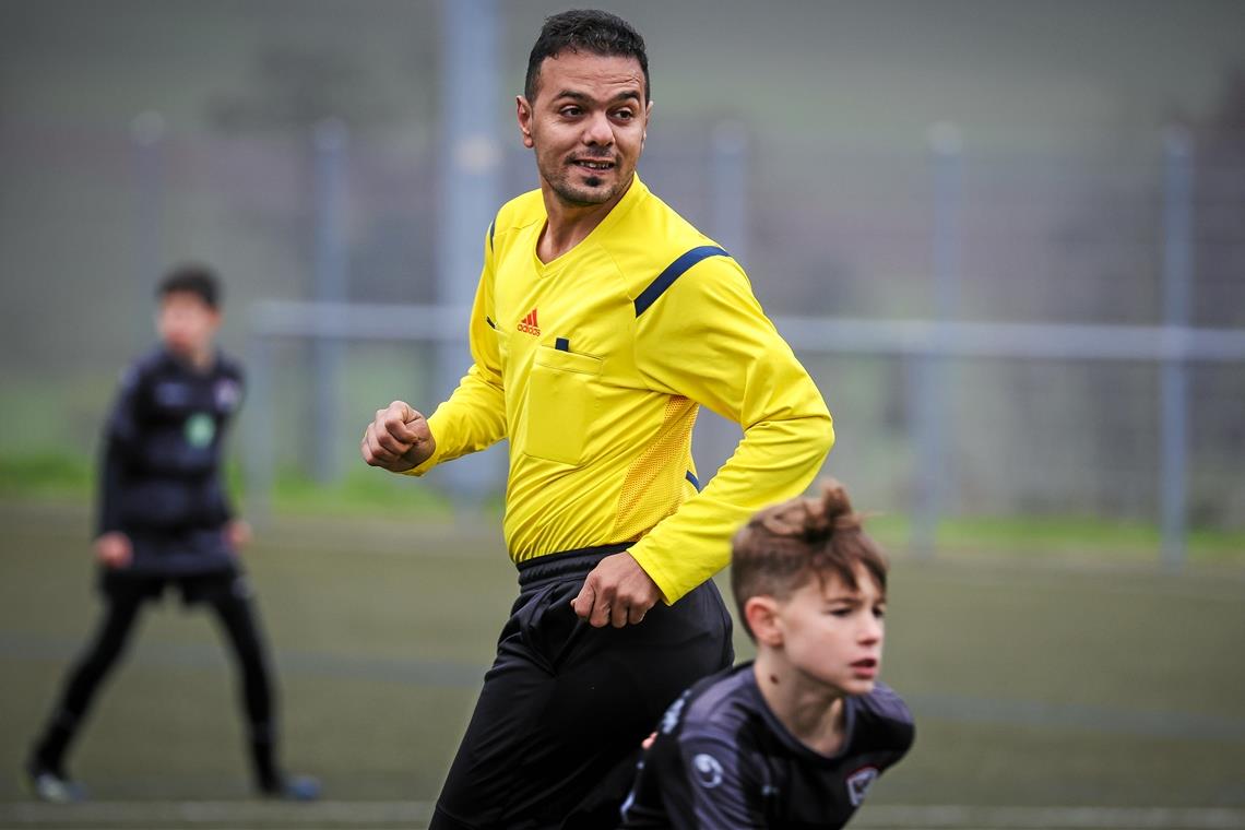 Schiedsrichter Khaled Ahmad: über 250 Fußballspiele in drei Jahren geleitet Khaled Ahmad vom SV Allmersbach pfeift Fußballspiele der Jugend sowie der Männer und Frauen. Foto: Alexander Becher