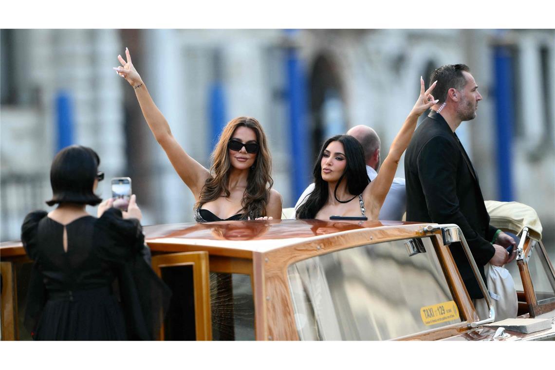 Diese Promis feiern auf der Bezos-Hochzeit Khloe (links) und Kim Kardashian auf einem Boot vor der Hochzeit.