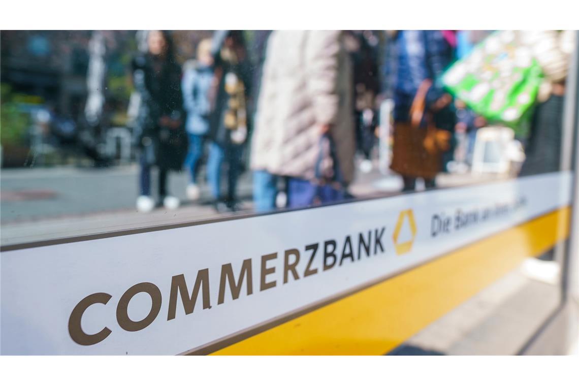 Avatar soll Commerzbank-Kunden helfen KI in der App statt Menschenschlange vor der Filiale (Symbolbild)