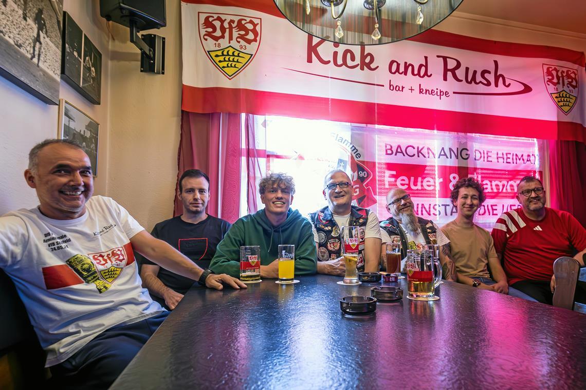 Die Fans des VfB Stuttgart sind heiß auf den ersten Pokalsieg seit 28 Jahren „Kick and Rush“-Wirt Michael Hägele, Nicola Schneider, Hendrik Schulz, Siegfried Riese, Bernd Weber und Axel Koblinger (von links) vom VfB-Fanclub Feuer&Flamme fiebern dem DFB-Pokalfinale entgegen. Dazu gesellt hat sich Markus Schulz (rechts) vom Allmersbacher VfB-Fanclub Tribuna Coperta, von dem einige Mitglieder mit den Backnanger Kumpels im Bus nach Berlin sitzen werden. Foto: Alexander Becher