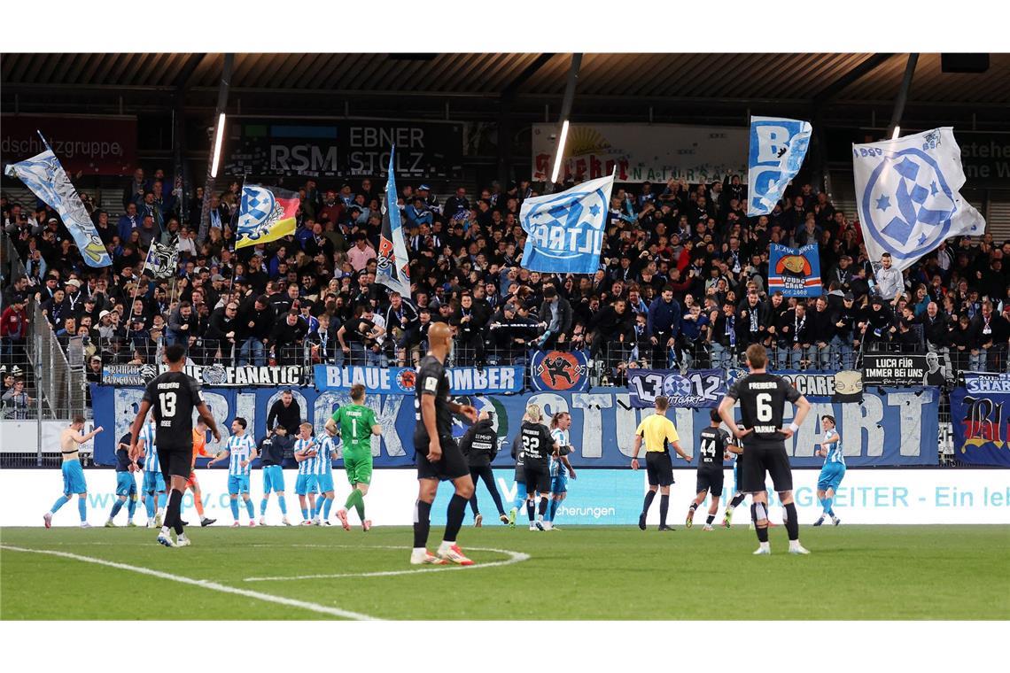 Späte Joker-Tore lassen die Blauen jubeln Kickers bejubeln das späte Glück.