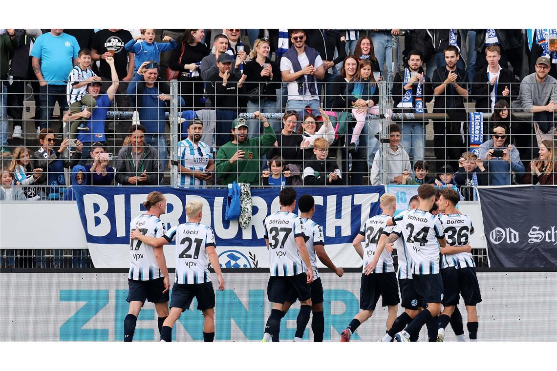 Kickers-Jubel vor dem B-Block.