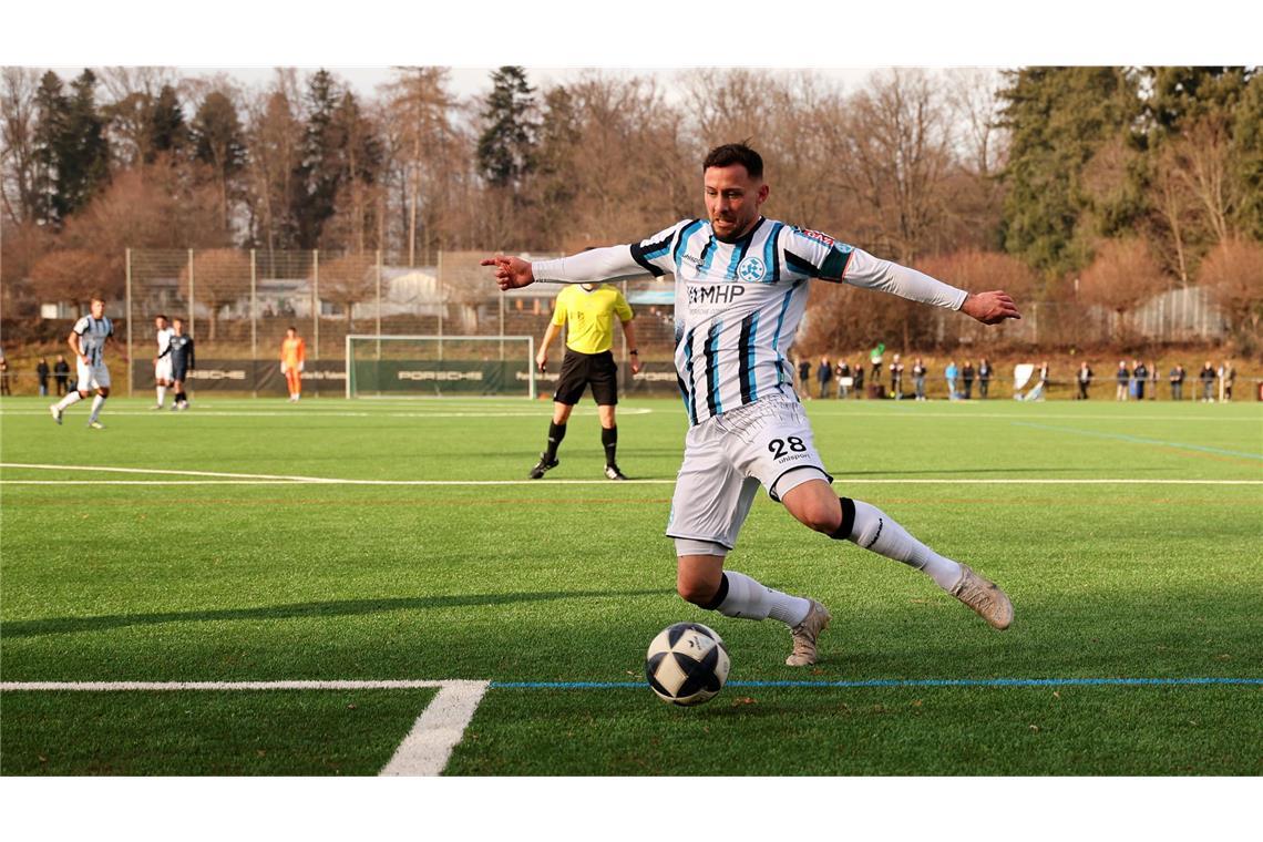 Kickers-Kapitän Lukas Kiefer scheitert beim Torabschluss.