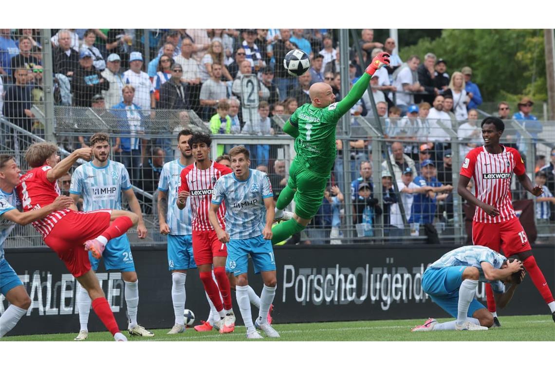 Kickers-Keeper Felix Dornebusch hatte in seinem Strafraum einige brenzlige Szenen zu bereinigen.