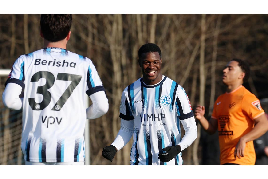 Kickers-Neuzugang Abdoulie Mboob (re.) jubelt mit Flamur Berisha.