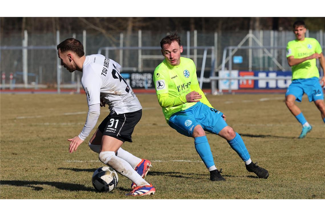 Die Blauen mit guter Reaktion im vorletzten Testspiel Kickers-Neuzugang Arlind Rexhepi (re.) gegen Aubstadts Leon Heinze