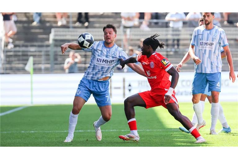 Kickers-Offensivmann Yannick Glessing (li.) gegen den Mainzer Andre Kenete Gitau&nbsp;– in Walldorf müssen die Blauen dagegenhalten.