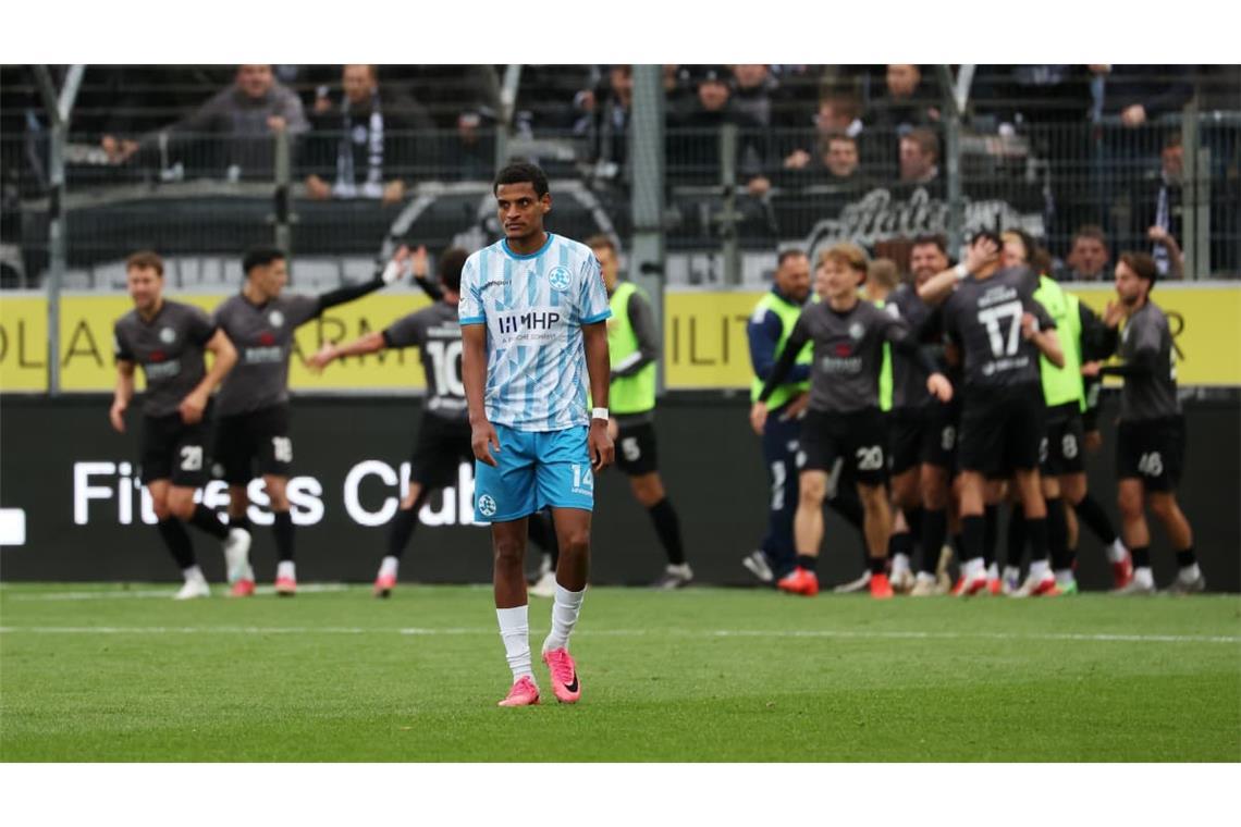 Kickers-Spieler Melkamu Frauendorf ist enttäuscht nach dem Tor zum 0:1.