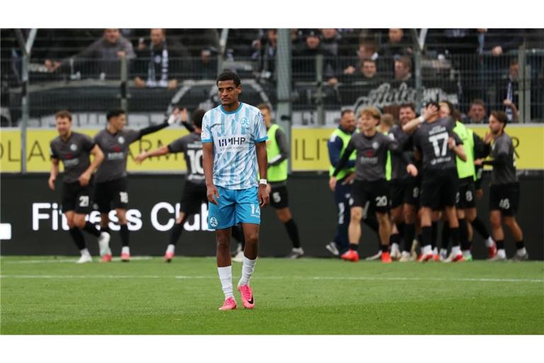 Kickers-Spieler Melkamu Frauendorf ist enttäuscht nach dem Tor zum 0:1.