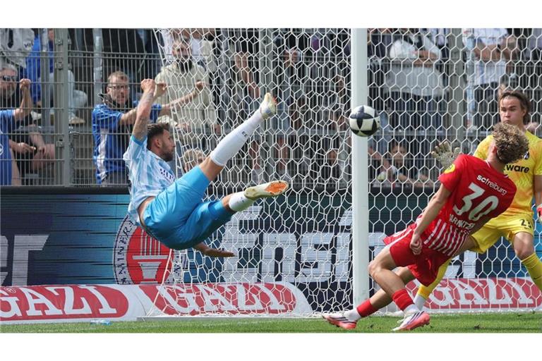 Kickers-Stürmer Dejan Bozic trifft per Seitfallzieher zur 2:1-Führung für die Stuttgarter Kickers&nbsp;– am Ende geht es gegen den SC Freiburg II 2:2 aus.