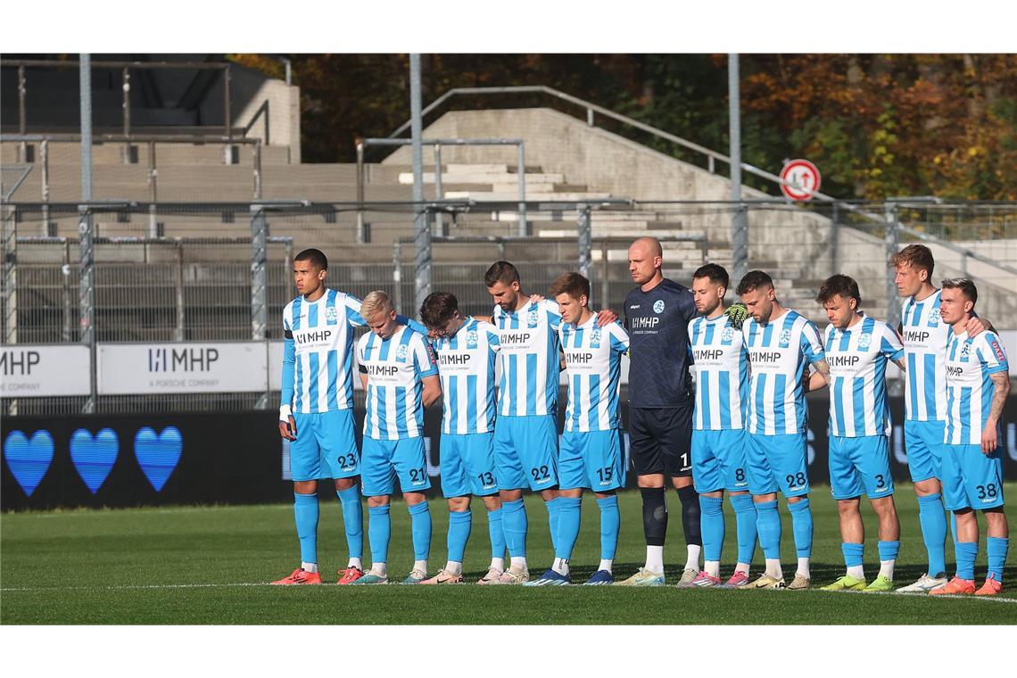 Das Motto der Blauen: Hauptsache gewonnen Kickers-Team bei der Gedenkminute für Herbert Dienelt