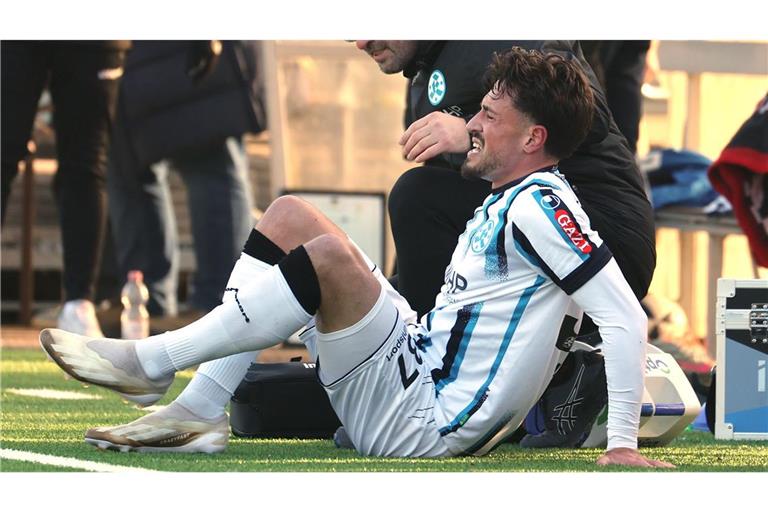 Kickers-Torjäger Flamur Berisha zog sich im Testspiel gegen den 1. CfR Pforzheim eine schmerzhafte Prellung am Sprunggelenk zu.