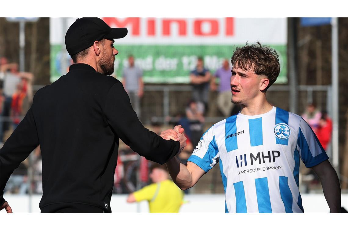 Kickers wieder voll im Titelrennen – wir zeigen Partie in Steinbach live Kickers-Trainer Marco Wildersinn beglückwünscht Doppeltorschütze Nevio Schembri.