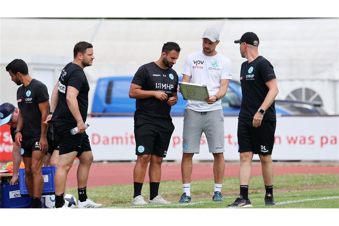 Kickers-Trainerteam bespricht sich.